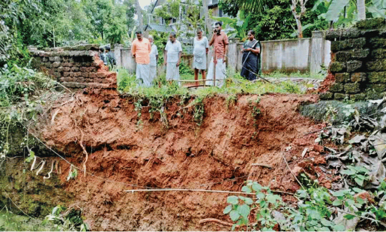 അ​പ​ക​ട​ക്കു​ളം