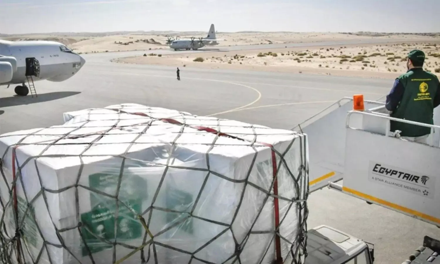 ഫ​ല​സ്തീ​നി​ലേ​ക്ക്​ കൂ​ടു​ത​ൽ സ​ഹാ​യ​വു​മാ​യി സൗ​ദി;  നാ​ല്​​ ദു​രി​താ​ശ്വാ​സ വി​മാ​ന​ങ്ങ​ൾ കൂ​ടി​യെ​ത്തി