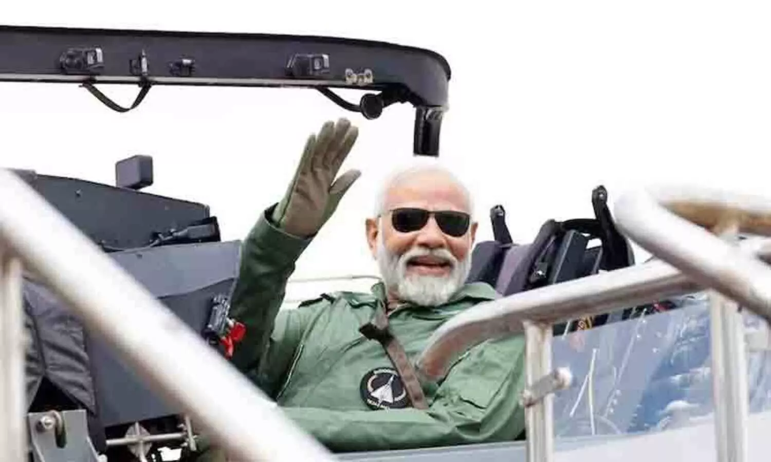 അഭിമാന നിമിഷം; തേജസ് യുദ്ധവിമാനത്തിൽ പറന്നുയർന്ന് പ്രധാനമന്ത്രി