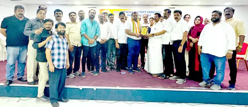 ഡെ​ന്നി​സ് മ​ണി​മ​ല​ക്ക്​ കോ​ട്ട​യം ജി​ല്ല ഒ.​ഐ.​സി.​സി യാ​ത്ര​യ​യ​പ്പ് ന​ൽ​കി