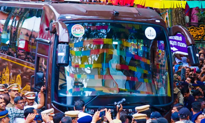 നവകേരളാ ബസിന് നേരെ ഷൂ എറിഞ്ഞു; നടപടി വരുമ്പോൾ വല്ലാതെ വിലപിക്കരുതെന്ന് മുഖ്യമന്ത്രി നവകേരളാ ബസിന് നേരെ ഷൂ എറിഞ്ഞു; നടപടി വരുമ്പോൾ വല്ലാതെ വിലപിക്കരുതെന്ന് മുഖ്യമന്ത്രി