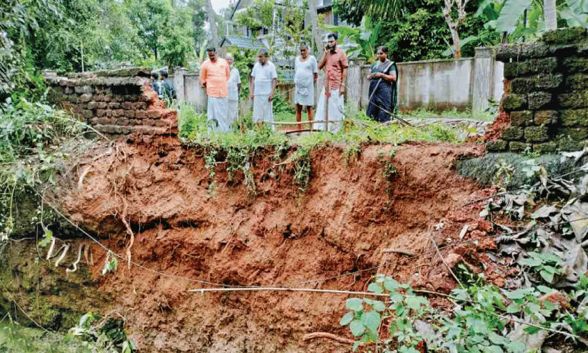 അ​പ​ക​ട​ക്കു​ളം