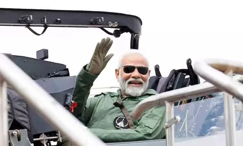 അഭിമാന നിമിഷം; തേജസ് യുദ്ധവിമാനത്തിൽ പറന്നുയർന്ന് പ്രധാനമന്ത്രി