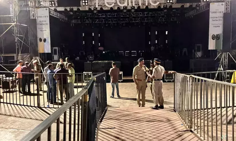 വീഴ്ച സമ്മതിച്ച് വി.സി; കുട്ടികളെ കയറ്റിവിടുന്നതിൽ സമയക്രമം പാലിച്ചില്ല വീഴ്ച സമ്മതിച്ച് വി.സി; കുട്ടികളെ കയറ്റിവിടുന്നതിൽ സമയക്രമം പാലിച്ചില്ല