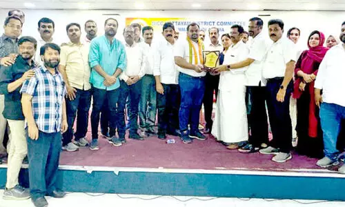 ഡെ​ന്നി​സ് മ​ണി​മ​ല​ക്ക്​ കോ​ട്ട​യം ജി​ല്ല ഒ.​ഐ.​സി.​സി യാ​ത്ര​യ​യ​പ്പ് ന​ൽ​കി