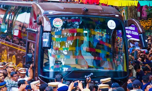 നവകേരളാ ബസിന് നേരെ ഷൂ എറിഞ്ഞു; നടപടി വരുമ്പോൾ വല്ലാതെ വിലപിക്കരുതെന്ന് മുഖ്യമന്ത്രി