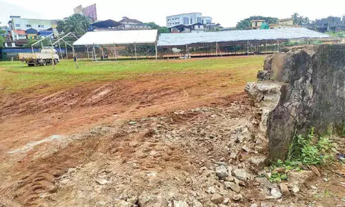 ന​വ​കേ​ര​ള സ​ദ​സ്സ്: ബ​സി​ന് പ്ര​വേ​ശി​ക്കാ​ൻ   സ്കൂൾ മൈതാന മതിൽ പൊളിച്ചു