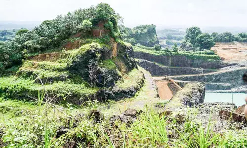 പഞ്ചായത്ത് വഴി കൈയേറി ഖനനം: നടക്കാന്‍ പോലും റോഡില്ലാതെ നാട്ടുകാര്‍