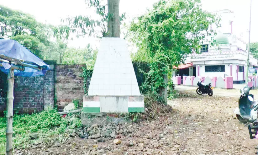 ചരിത്രത്തെ മറച്ച റോഡ് നിർമാണം വിവാദമായതോടെ നടപടിയുമായി നഗരസഭ ചരിത്രത്തെ മറച്ച റോഡ് നിർമാണം വിവാദമായതോടെ നടപടിയുമായി നഗരസഭ