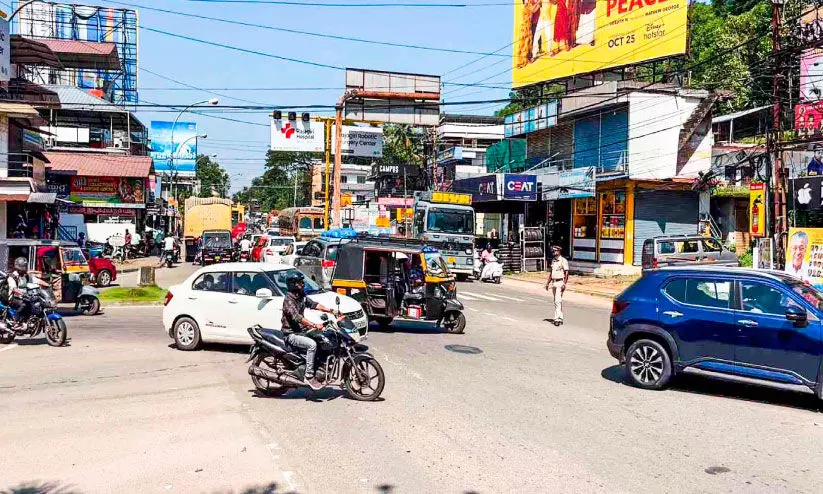 സിഗ്നലുകൾ തകരാറിലായി;   നഗരം ഗതാഗതക്കുരുക്കിൽ