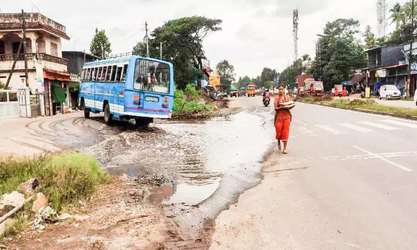 ചന്തിരൂർ: ദേശീയപാതയുടെ സമാന്തര പാതയിൽ കുഴിയും വെള്ളക്കെട്ടും ചന്തിരൂർ: ദേശീയപാതയുടെ സമാന്തര പാതയിൽ കുഴിയും വെള്ളക്കെട്ടും