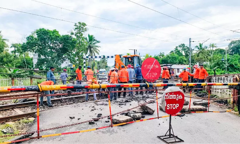 അമ്പലപ്പുഴ-തിരുവല്ല റോഡ്​ തുറന്നില്ല; പണ്ടാരക്കളത്ത്​ വാഹനക്കുരുക്ക്​