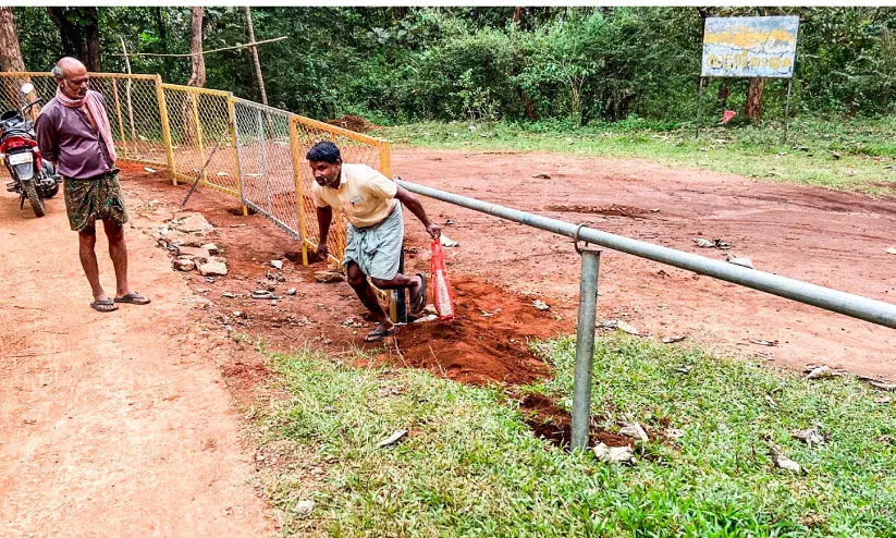 കാഞ്ചിയാർ പേഴുംകണ്ടം; തേക്ക് പ്ലാന്റേഷനിലേക്ക്​ പ്രവേശനം തടഞ്ഞ്​ വനം വകുപ്പ്; വ്യാപക പ്രതിഷേധം