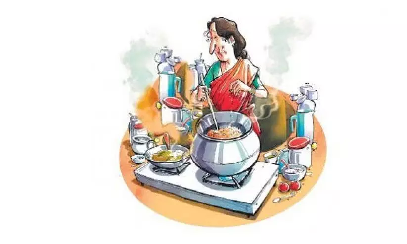 കുഞ്ഞുങ്ങളെ ഊട്ടുന്ന പാചക തൊഴിലാളികൾ പട്ടിണിയിൽ