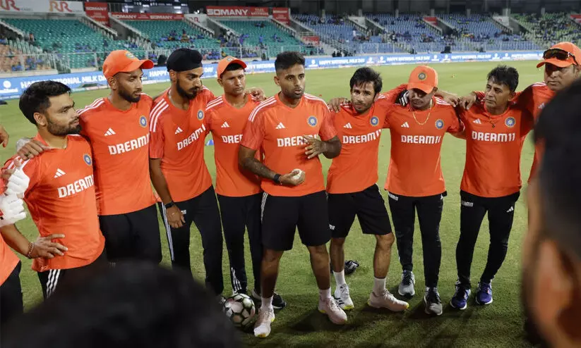 ടോസ് ആസ്ട്രേലിയക്ക്; ഇന്ത്യയെ ബാറ്റിങ്ങിനയച്ചു ടോസ് ആസ്ട്രേലിയക്ക്; ഇന്ത്യയെ ബാറ്റിങ്ങിനയച്ചു