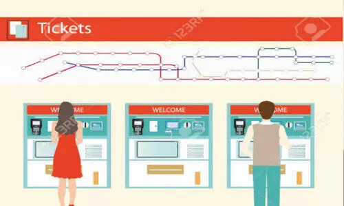 റെ​യി​ൽ​വേ ടി​ക്ക​റ്റ് കൗ​ണ്ട​റു​ക​ളി​ൽ വ​രി​നി​ന്ന് ടി​ക്ക​റ്റെ​ടു​ക്ക​ൽ പ​ഴ​ങ്ക​ഥ​യാ​വു​ന്നു