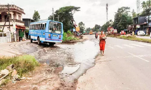 ച​ന്തി​രൂ​ർ: ദേശീയപാതയുടെ സമാന്തര പാതയിൽ കുഴിയും വെള്ളക്കെട്ടും