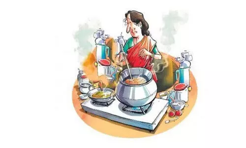 കുഞ്ഞുങ്ങളെ ഊട്ടുന്ന പാചക തൊഴിലാളികൾ പട്ടിണിയിൽ