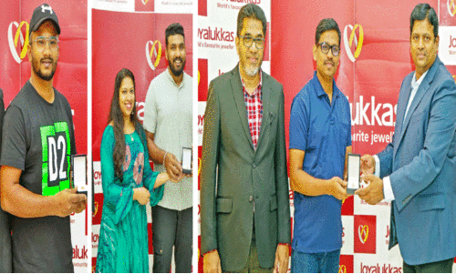 ‘ജോ​​​യ്​​​​ഫു​​​ൾ ഈ​​​ദ്​’ സ്വ​ർ​ണ നാ​ണ​യ​ങ്ങ​ൾ വി​ത​ര​ണം ചെ​യ്തു