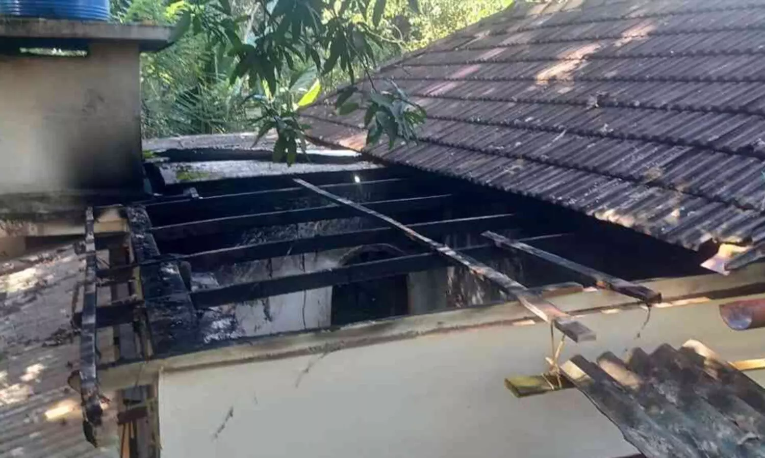 റഫ്രിജറേറ്റർ പൊട്ടിത്തെറിച്ച് വീടി​ന്റെ മേൽക്കൂര തകർന്നു