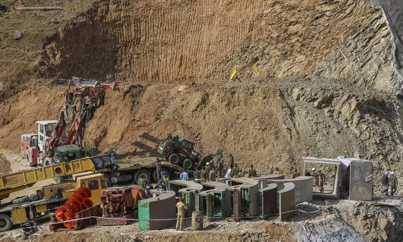 കുഴൽപാത തുറന്നില്ല; മല തുരന്ന് താഴേക്ക്