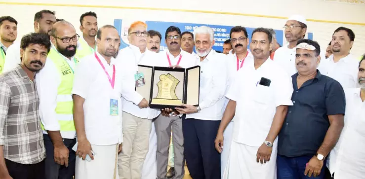 മു​ഹ​മ്മ​ദ​ലി ബാ​പ്പു​വി​ന് യാ​ത്ര​യ​യ​പ്പ് ന​ൽ​കി