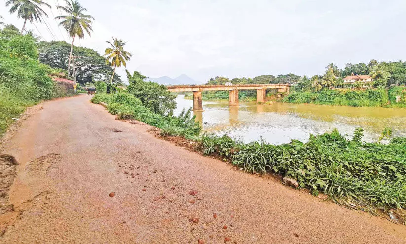 വെസ്റ്റ് പത്തനാപുരം പാലം റോഡ് പുനർനിർമാണം വൈകുന്നു വെസ്റ്റ് പത്തനാപുരം പാലം റോഡ് പുനർനിർമാണം വൈകുന്നു