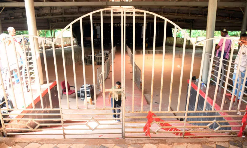 കണ്ണീർ സ്മാരകമായി ആ ഓഡിറ്റോറിയം