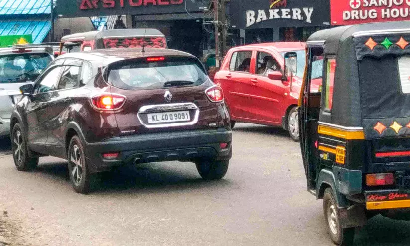 വല്ലം ജങ്ഷനില് ഗതാഗതക്കുരുക്ക് രൂക്ഷം അധികൃതർ നോക്കുകുത്തി വല്ലം ജങ്ഷനില് ഗതാഗതക്കുരുക്ക് രൂക്ഷം അധികൃതർ നോക്കുകുത്തി