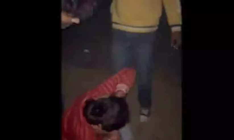 മദ്യലഹരിയിൽ യുവാവിനെ മർദിക്കുകയും ദേഹത്ത് മൂത്രമൊഴിക്കുകയും ചെയ്ത കേസിൽ മൂന്നുപേർ അറസ്റ്റിൽ മദ്യലഹരിയിൽ യുവാവിനെ മർദിക്കുകയും ദേഹത്ത് മൂത്രമൊഴിക്കുകയും ചെയ്ത കേസിൽ മൂന്നുപേർ അറസ്റ്റിൽ