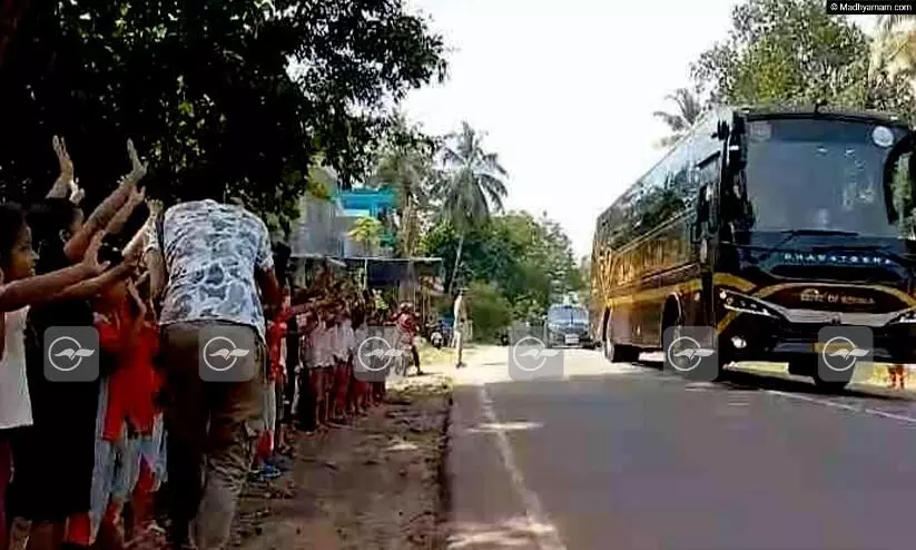 മുഖ്യമന്ത്രിയെ കാണാൻ നട്ടുച്ചക്ക് സ്കൂൾ കുട്ടികളെ റോഡിലിറക്കി മുഖ്യമന്ത്രിയെ കാണാൻ നട്ടുച്ചക്ക് സ്കൂൾ കുട്ടികളെ റോഡിലിറക്കി