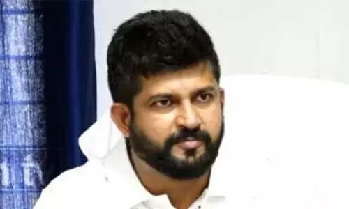 വീ​രാ​ജ്പേ​ട്ട പൊ​ലീ​സ് സ്റ്റേ​ഷ​നി​ൽ ഭീ​ഷ​ണി​യു​മാ​യി എം.​പി