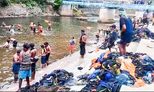 ഉ​പേ​ക്ഷി​ക്കു​ന്ന വ​സ്ത്ര​ങ്ങ​ൾ​കൊ​ണ്ട് പ​മ്പയും തീ​ര​വും മ​ലി​ന​മാ​കു​ന്നു