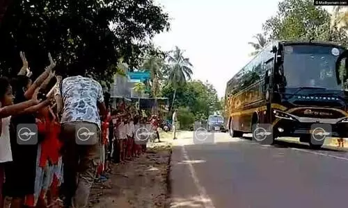 മുഖ്യമന്ത്രിയെ കാണാൻ നട്ടുച്ചക്ക് സ്കൂൾ കുട്ടികളെ റോഡിലിറക്കി