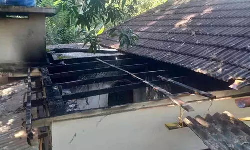 റഫ്രിജറേറ്റർ പൊട്ടിത്തെറിച്ച് വീടി​ന്റെ മേൽക്കൂര തകർന്നു