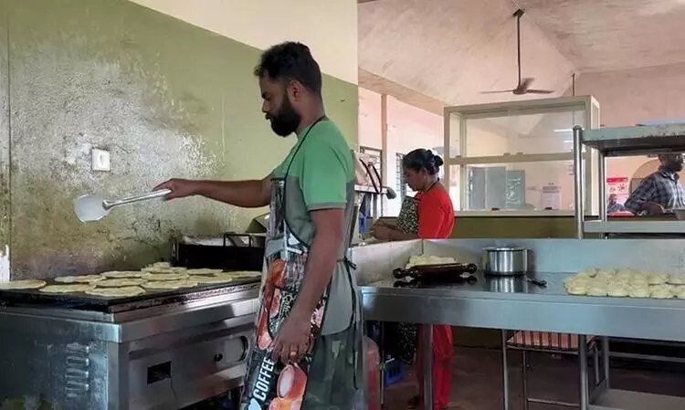 ആദ്യം  പൊറോട്ടയടി, പിന്നെ പിഎച്ച്.ഡി... അഖിൽ വേറെ ലെവലാണ്