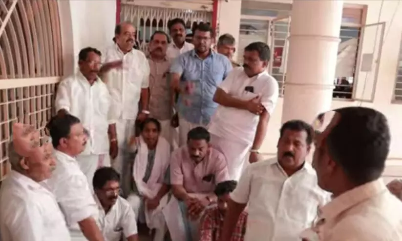 Protest by Congress workers at Kerala Bank Peravoor branch