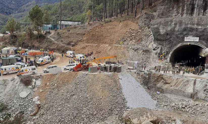 രക്ഷാദൗത്യം ലക്ഷ്യത്തിൽ; ആംബുലൻസുകൾ തുരങ്കത്തിലേക്ക് രക്ഷാദൗത്യം ലക്ഷ്യത്തിൽ; ആംബുലൻസുകൾ തുരങ്കത്തിലേക്ക്