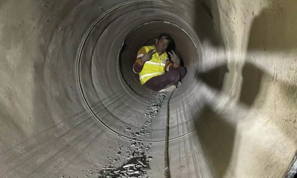 സിൽക്യാര ദൗത്യം വിജയം; 41 തൊഴിലാളികൾ പുതുജീവിതത്തിലേക്ക്; ആദ്യമെത്തിയത് ഗണപതിയും വിജയിയും സിൽക്യാര ദൗത്യം വിജയം; 41 തൊഴിലാളികൾ പുതുജീവിതത്തിലേക്ക്; ആദ്യമെത്തിയത് ഗണപതിയും വിജയിയും