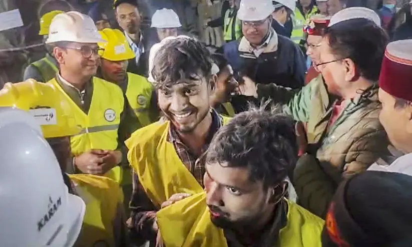 യ​ന്ത്ര​ങ്ങ​ൾ വ​ഴി​മാ​റി; തൊ​ഴി​ലാ​ളി​ക​ൾ വ​ഴിതു​റ​ന്നു