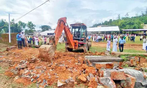 വ്യാ​ഴാ​ഴ്ച​ത്തെ ന​വ കേ​ര​ള സ​ദ​സ്സിന് മു​ന്നോ​ടി​യാ​യി സ്കൂ​ളി​ന്റെ  ചു​റ്റു​മ​തി​ൽ പൊ​ളി​ച്ചു​മാ​റ്റു​ന്നു