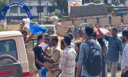 Protest against Chief Minister 27 people detained in Thenhipalam