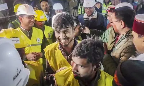 യ​ന്ത്ര​ങ്ങ​ൾ വ​ഴി​മാ​റി; തൊ​ഴി​ലാ​ളി​ക​ൾ വ​ഴിതു​റ​ന്നു