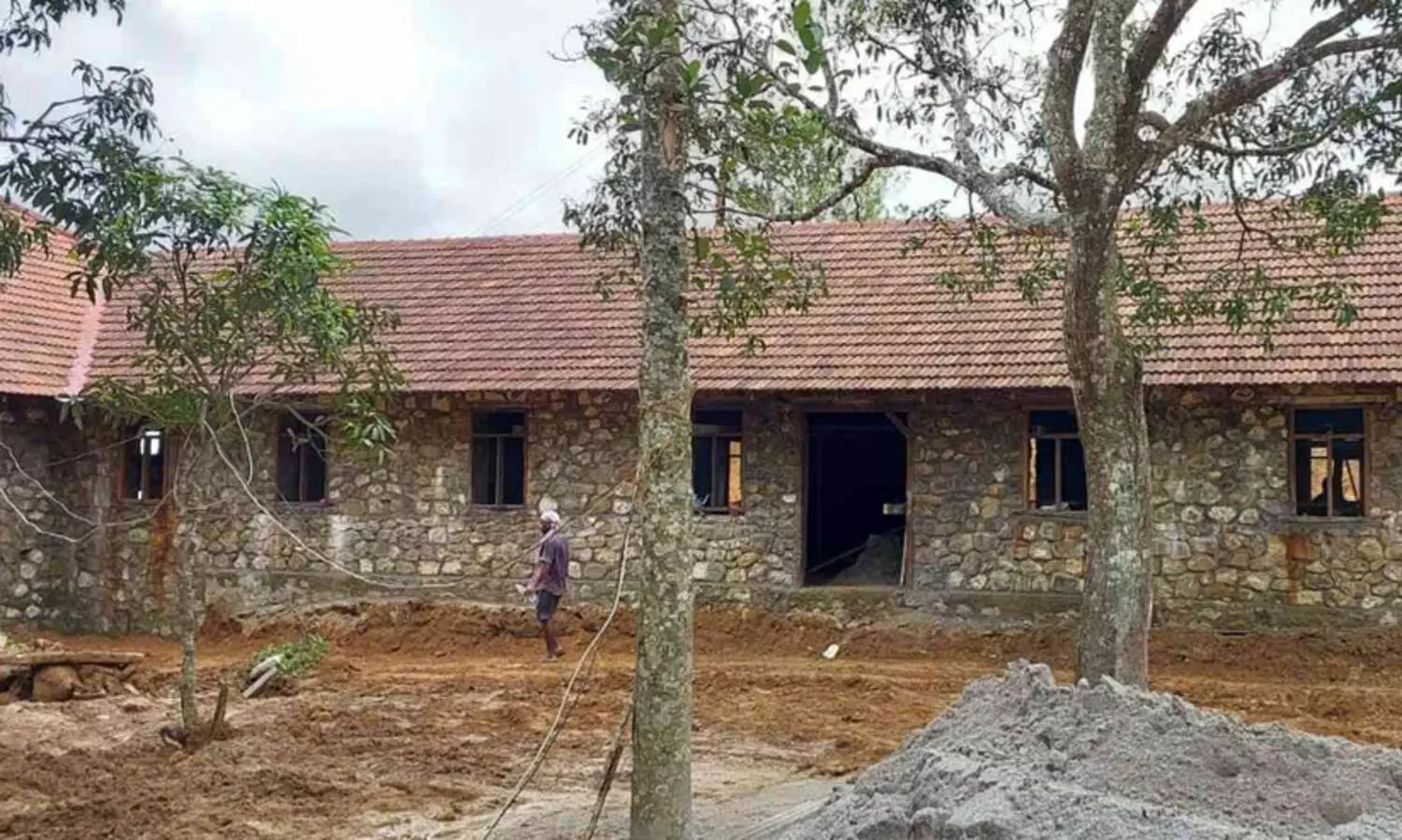 പൊന്മുടിയിൽ നിര്‍മിച്ച കെട്ടിടങ്ങള്‍ പൊളിച്ചുമാറ്റാന്‍ കലക്ടറുടെ ഉത്തരവ്