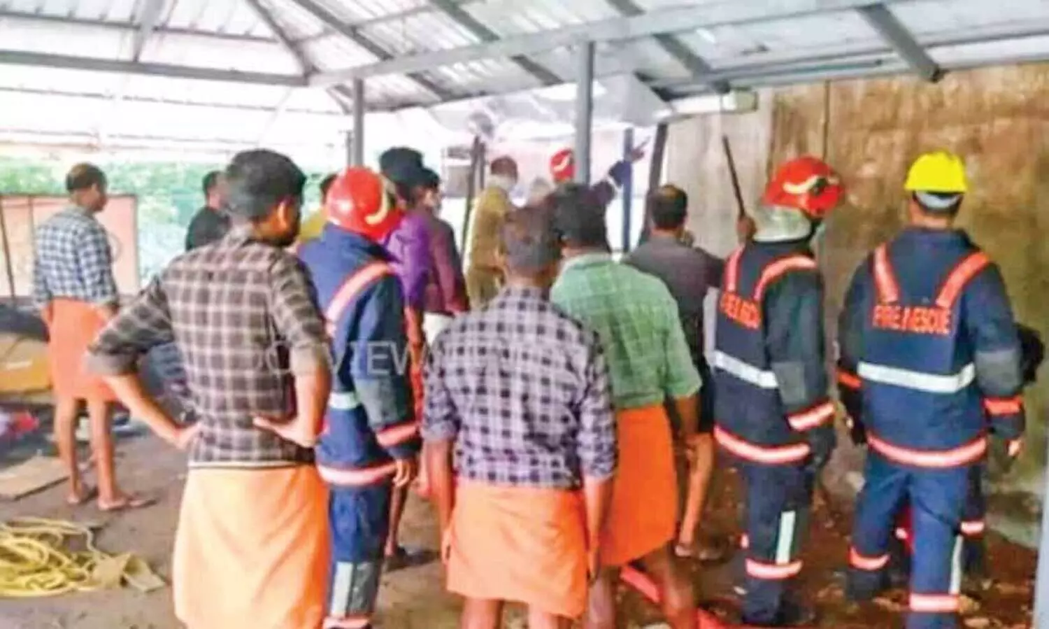 ഷൊ​ർ​ണൂ​ർ ടൗ​ണി​ലെ തീ​പി​ടി​ത്ത​മു​ണ്ടാ​യ ക​ട​യി​ലെ ചു​മ​ർ തു​ര​ക്കാ​ൻ ശ്ര​മിക്കുന്ന  അ​ഗ്നി​ര​ക്ഷ സേ​ന​ക്കാ​ർ