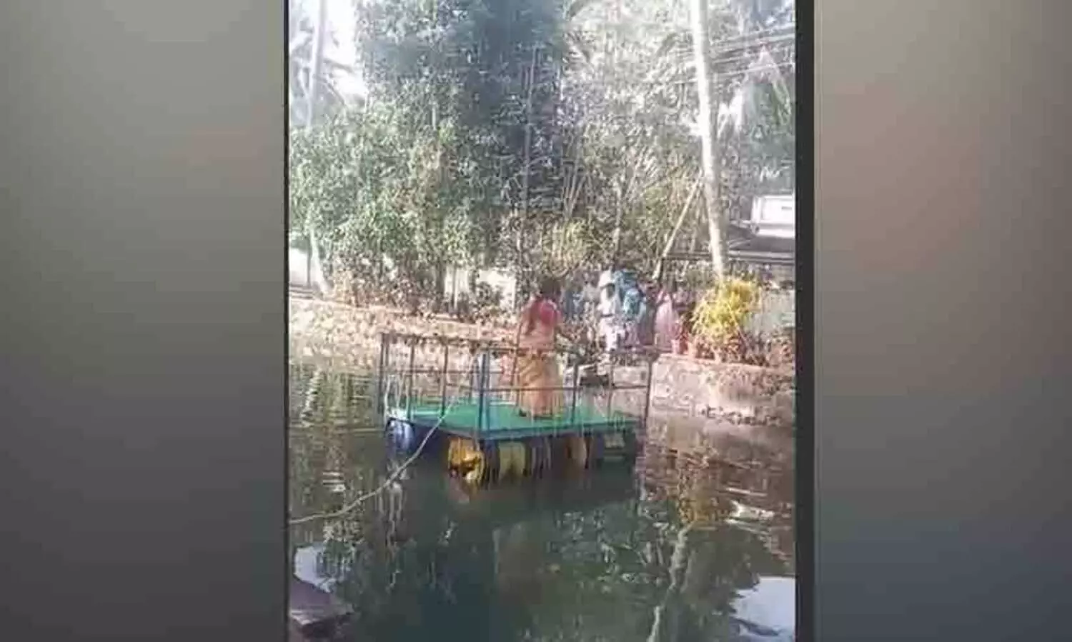 ഉദ്ഘാടന ചടങ്ങിനിടെ ചങ്ങാടം മറിഞ്ഞു; പഞ്ചായത്ത് പ്രസിഡന്‍റും വൈസ് പ്രസിഡന്‍റും വെള്ളത്തിൽ -വിഡിയോ