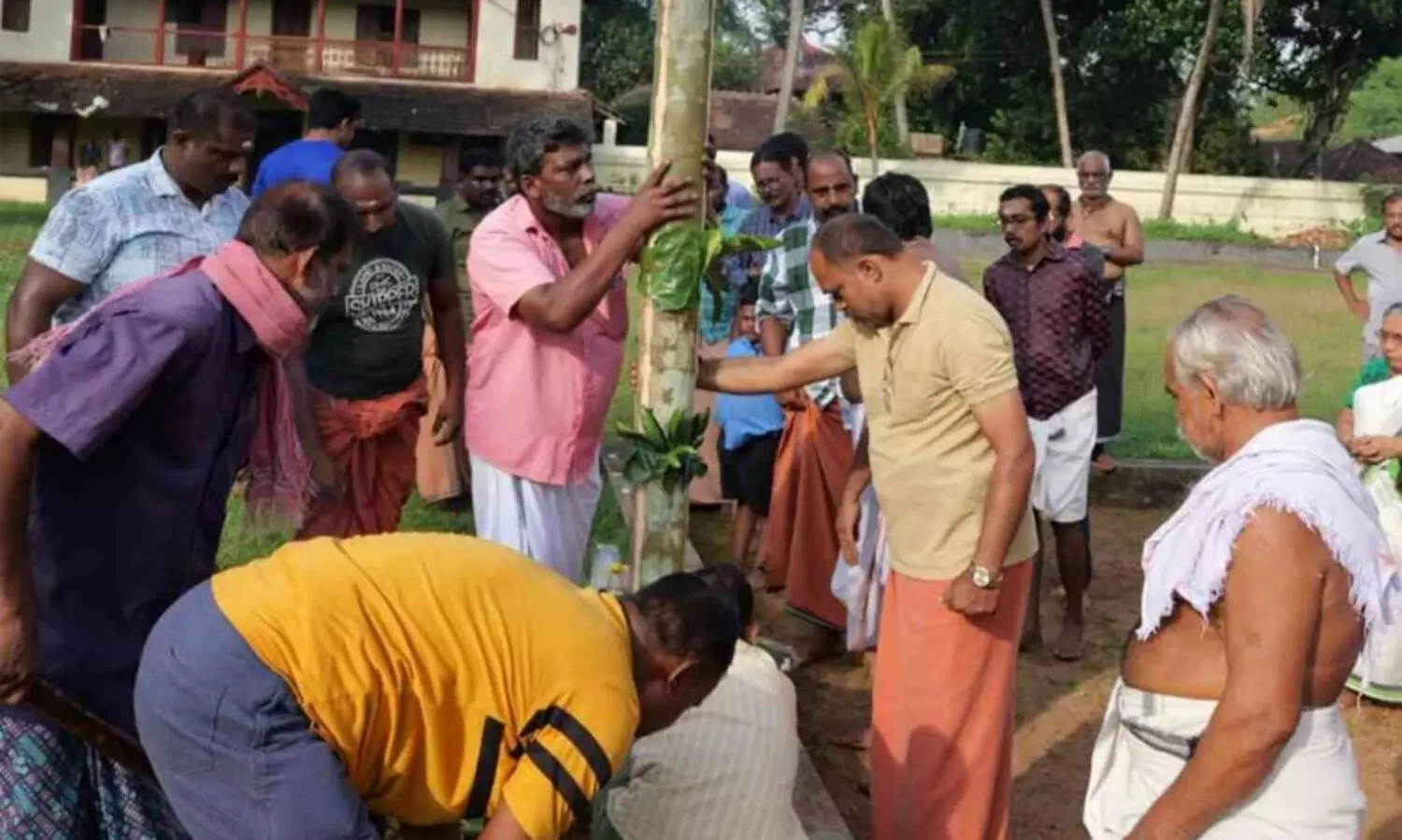 പന്തൽ കാൽനാട്ട് കർമ്മം നിർവഹിച്ചത് ദിൽഷാദ്; മത മൈത്രിയുടെ സന്ദേശവുമായി ക്ഷേത്ര തിരുത്സവം