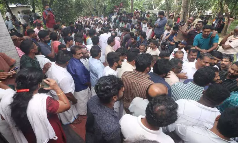 തട്ടിക്കൊണ്ടുപോയ അബിഗേൽ സാറയെ തിരിച്ച് കിട്ടിയതറിഞ്ഞ് വീട്ടിനു മുന്നിൽ തടിച്ചു കൂടിയവർ തട്ടിക്കൊണ്ടുപോയ അബിഗേൽ സാറയെ തിരിച്ച് കിട്ടിയതറിഞ്ഞ് വീട്ടിനു മുന്നിൽ തടിച്ചു കൂടിയവർ