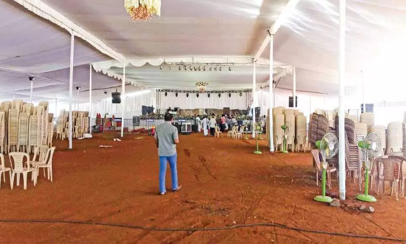 പെരിന്തൽമണ്ണ നെഹ്റു സ്റ്റേഡിയത്തിൽ നവകേരള സദസ്സിനായി ഒരുക്കിയ പന്തലിൽ അവസാന ഒരുക്കം പെരിന്തൽമണ്ണ നെഹ്റു സ്റ്റേഡിയത്തിൽ നവകേരള സദസ്സിനായി ഒരുക്കിയ പന്തലിൽ അവസാന ഒരുക്കം