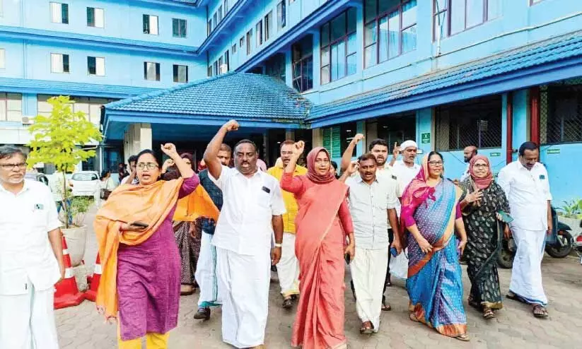 മഞ്ചേരി മെഡിക്കൽ കോളജിൽ നിന്ന് 12 ഡോക്ടർമാരെ സ്ഥലം മാറ്റിയതിനെതിരെ യു.ഡി.എഫ് കൗൺസിലർമാർ ആശുപത്രിക്ക് മുന്നിൽ പ്രതിഷേധിക്കുന്നു മഞ്ചേരി മെഡിക്കൽ കോളജിൽ നിന്ന് 12 ഡോക്ടർമാരെ സ്ഥലം മാറ്റിയതിനെതിരെ യു.ഡി.എഫ് കൗൺസിലർമാർ ആശുപത്രിക്ക് മുന്നിൽ പ്രതിഷേധിക്കുന്നു
